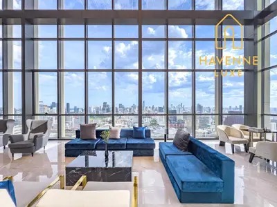 a large lobby with a blue couch and chairs at Bangkok High-Floor Luxury Suite 2 Bedrooms 2 Bathrooms King & Queen Bed Sky Pool Heart of Siam District 曼谷高层奢华套房 两卧两卫 特大床 大床 无边泳池 坐落暹罗商圈核心 in Bangkok