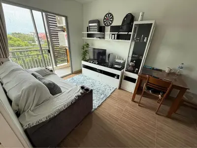 a living room with a couch and a desk at 1 bd at s&s sukhumbit in Amphoe Phra Khanong