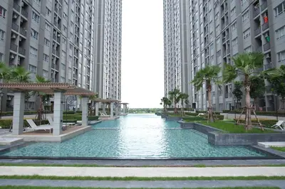a river between two tall buildings with palm trees at Manor Riverfront Stay, Chaophraya View Condo, Nonthaburi in Ban Tha It (1)