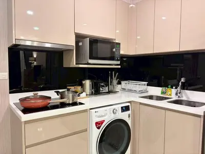 a kitchen with a washing machine and a microwave at 2 bed 2 bath luxury appartment Convention Center in Bangkok