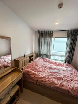 a small bedroom with a bed and a window at คอนโดเดอะคิทท์พลัส 113 in Ban Khlong Samrong