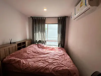 a small bedroom with a bed and a window at คอนโดเดอะคิทท์พลัส 113 in Ban Khlong Samrong
