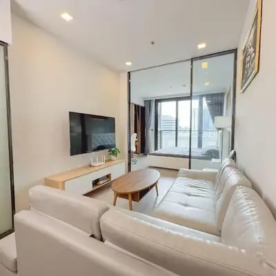 KINGbed with Pool Gym and Standing Desk near MRT