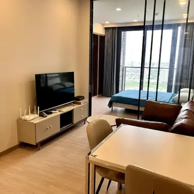 High Floor Apt with Large Living Room Pool and Gym