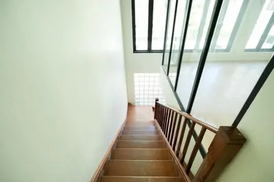 a staircase in a building with windows at XX สแนปอิน สุขุมวิท 1 - Snap Inn Sukhumvit 1 in Makkasan