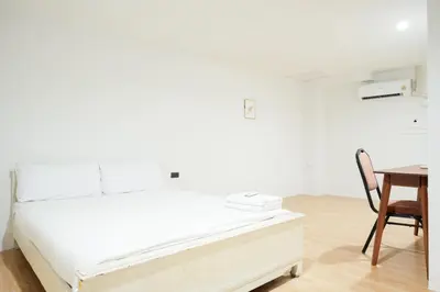 a bed in a room with a table and a chair at xx Snap Inn Sukhumvit 1 - สแนป อินน์ สุขุมวิท 1 in Makkasan
