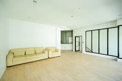 a large living room with a couch in the middle at xx Snap Inn Sukhumvit 1 - สแนป อินน์ สุขุมวิท 1 in Makkasan