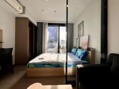 a small bedroom with a bed and a window at Free Parking with Balcony Pool and Gym MRT 200m in Ban Na Song