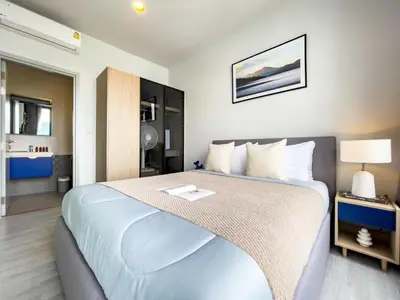 a bedroom with a large bed in a hotel room at Near BTS l Fully Furnished l Pool and Gym l Sontana in Bangkok