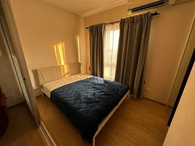 a small bed in a room with a window at Plum condo Bang-yai station in Nonthaburi