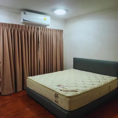 a bedroom with a bed in a room at Leon Sukhumvit 62 in Bangkok