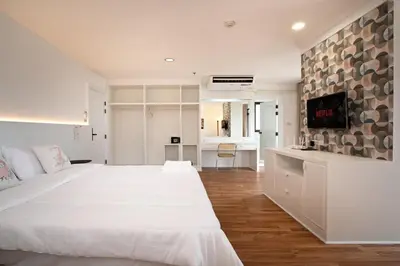 a white bedroom with a large bed and a desk at Chic King Bed Apt w Bathtub, BTS Central BKK BTB9 in Bangkok