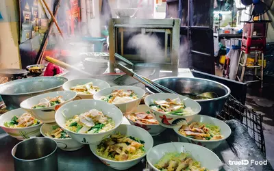 a bunch of bowls of food on a table at Mitr Inn Yaowarat Road in Samphanthawong