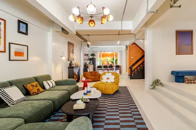 a living room with a couch and a table at \u66fc\u8c37\u5e02\u4e2d\u5fc3\u7d20\u5764\u9038\u73b0\u4ee3\u5317\u6b27\u98ce5\u5367\u72ec\u680b\u522b\u5885 in Bangkok