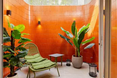 a room with two chairs and a table and plants at \u66fc\u8c37\u5e02\u4e2d\u5fc3\u7d20\u5764\u9038\u73b0\u4ee3\u5317\u6b27\u98ce5\u5367\u72ec\u680b\u522b\u5885 in Bangkok