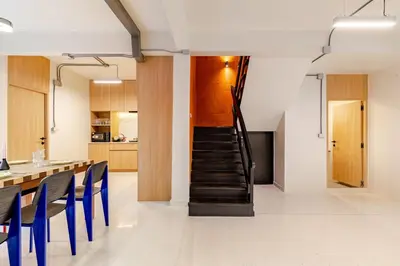 a staircase in a room with blue chairs and a table at \u66fc\u8c37\u5e02\u4e2d\u5fc3\u7d20\u5764\u9038\u73b0\u4ee3\u5317\u6b27\u98ce5\u5367\u72ec\u680b\u522b\u5885 in Bangkok