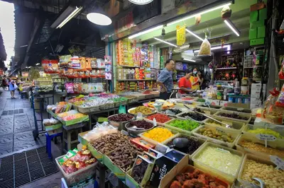 a market with a variety of fruits and vegetables at xx zNAP Yaowarat - สแนป เยาวราช MRT วัดมังกร in Samphanthawong