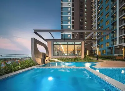 a swimming pool in front of a building at Convenient 1 bed condo Hua Mak in Sathani Ban Hua Mak