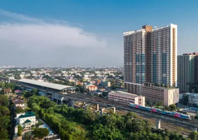 a view of a city with buildings and a train at Convenient 1 bed condo Hua Mak in Sathani Ban Hua Mak