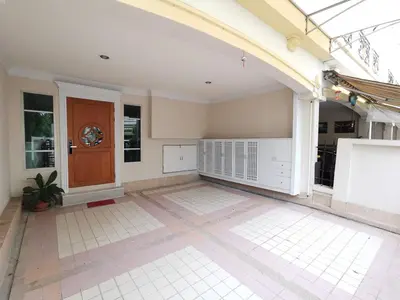 an empty room with a door and a tile floor at Spacious 3 Ensuite Bedrooms Townhouse in Rama 3, Bangkok in Bangkok