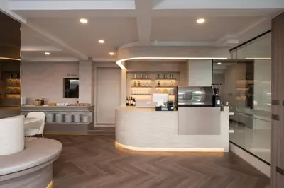 a bar in a restaurant with a counter at SureStay Plus by Best Western Ramkhamhaeng Airport Rail Link Bangkok in Bangkok