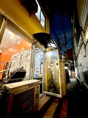 a small room with a window in a building at xx zNap Khaosan - แสนป ข้าวสาร รามบุตรี in Bang Bua Thong Railway Station