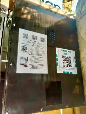 a sign on a metal shelf with a cell phone at xx zNap Khaosan - แสนป ข้าวสาร รามบุตรี in Bang Bua Thong Railway Station