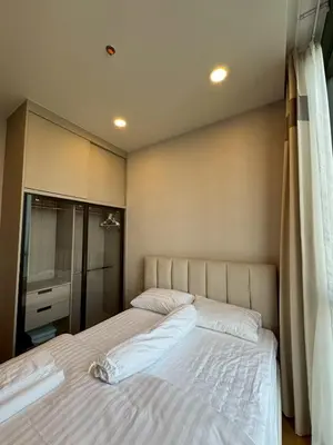 a bedroom with two twin beds and a bathroom at ห้องพักใจกลางกรุงเทพฯ ใกล้สยาม in Pratunam