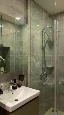 a bathroom with a sink and a glass shower at ห้องพักใจกลางกรุงเทพฯ ใกล้สยาม in Pratunam