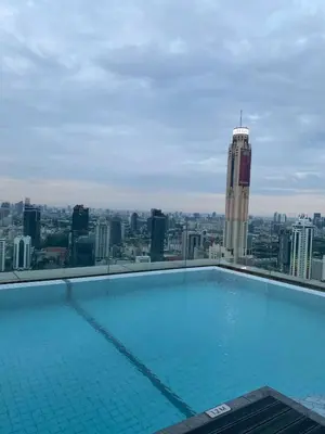 a swimming pool on the roof of a building at ห้องพักใจกลางกรุงเทพฯ ใกล้สยาม in Pratunam
