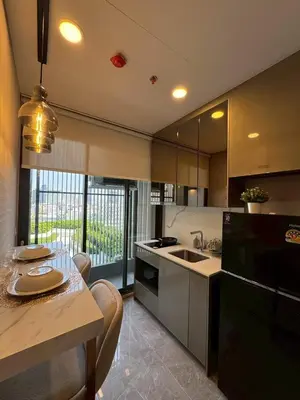 a kitchen with a sink and a table with chairs at ห้องพักใจกลางกรุงเทพฯ ใกล้สยาม in Pratunam
