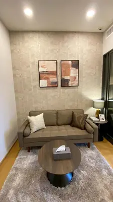 a living room with a couch and a coffee table at ห้องพักใจกลางกรุงเทพฯ ใกล้สยาม in Pratunam