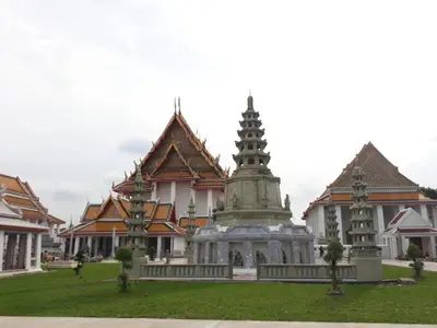 a building with a monument in front of it at Merge Hostel in Samphanthawong