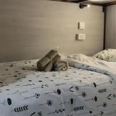 Lesbase Female 8-Bed Room