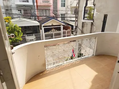 an empty balcony with a view of a building at \u8f89\u714c\u62c9\u629b\u9644\u8fd13\u5ba4\u522b\u5885 in Ban Zong Katiam