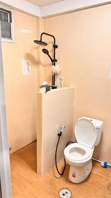 a bathroom with a white toilet with a shower head at \u8f89\u714c\u62c9\u629b3\u5ba4180\u5e73\u7c73\u522b\u5885 in Bangkok