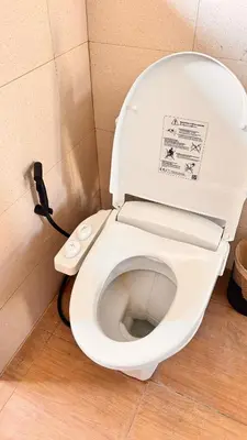 a white toilet in a bathroom with a phone at \u8f89\u714c\u62c9\u629b3\u5ba4180\u5e73\u7c73\u522b\u5885 in Bangkok