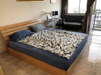 a large bed in a room with a bed sidx sidx at BTS skytrain Phra Khanong Happy Place 1bedroom with office set in Bangkok