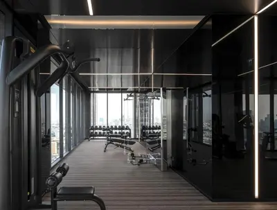 a gym with a view of a city at m51 \u5e02\u4e2d\u5fc3\u5962\u534e\u516c\u5bd3 \u4e34\u8fd1\u6377\u8fd0 \u4e91\u7aef\u6cf3\u6c60 \u9ad8\u7a7a\u5168\u666f\u5065\u8eab\u623f \u9ad8\u901f\u7f51\u7edc in Bangkok