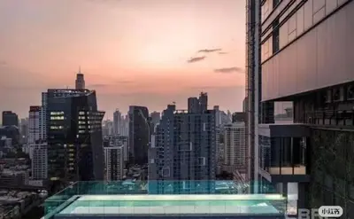 a view of a city skyline with a swimming pool at m51 \u5e02\u4e2d\u5fc3\u5962\u534e\u516c\u5bd3 \u4e34\u8fd1\u6377\u8fd0 \u4e91\u7aef\u6cf3\u6c60 \u9ad8\u7a7a\u5168\u666f\u5065\u8eab\u623f \u9ad8\u901f\u7f51\u7edc in Bangkok