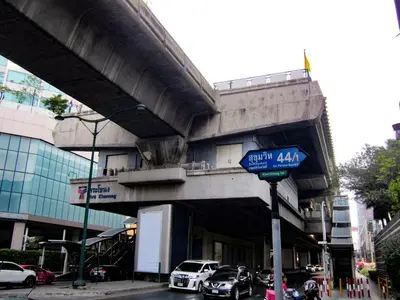 a building with cars driving under a bridge at Luxury Apt BTS EKKAMAI with pool sauna gym in Bangkok
