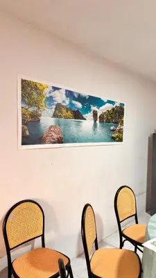 a wall with three chairs and a picture on the wall at \u6cf0\u56fd\u66fc\u8c37\u8f89\u714c\u522b\u5885\u6708\u79df in Ban Zong Katiam