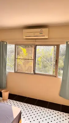 a room with two windows and a room with a bed at \u6cf0\u56fd\u66fc\u8c37\u8f89\u714c\u522b\u5885\u6708\u79df in Ban Zong Katiam