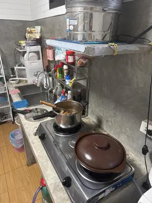 a pot on a stove in a kitchen at \u6cf0\u56fd\u66fc\u8c37\u8f89\u714c\u522b\u5885\u6708\u79df in Ban Zong Katiam