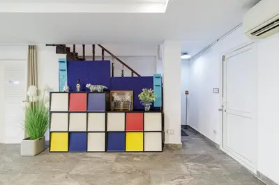 a room with a colorful cube display in the middle at \u66fc\u8c37\u5e02\u4e2d\u5fc3\u7d20\u5764\u9038\u4e2d\u53e4\u98ce5\u53675\u536b2\u5385\u5ea6\u5047\u522b\u5885 in Sathani Khlong Tan