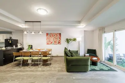 a living room and dining room with a table and chairs at \u66fc\u8c37\u5e02\u4e2d\u5fc3\u7d20\u5764\u9038\u4e2d\u53e4\u98ce5\u53675\u536b2\u5385\u5ea6\u5047\u522b\u5885 in Sathani Khlong Tan