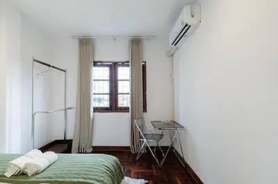 a bedroom with a bed and a desk and a window at \u66fc\u8c37\u5e02\u4e2d\u5fc3\u7d20\u5764\u9038\u4e2d\u53e4\u98ce5\u53675\u536b2\u5385\u5ea6\u5047\u522b\u5885 in Sathani Khlong Tan