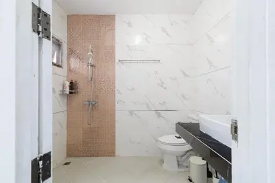 a white bathroom with a toilet and a sink at \u66fc\u8c37\u5e02\u4e2d\u5fc3\u7d20\u5764\u9038\u4e2d\u53e4\u98ce5\u53675\u536b2\u5385\u5ea6\u5047\u522b\u5885 in Sathani Khlong Tan