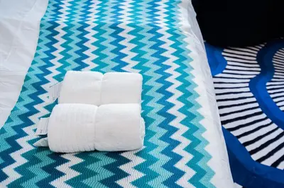 a pile of towels sitting on top of a bed at \u66fc\u8c37\u5e02\u4e2d\u5fc3\u7d20\u5764\u9038\u4e2d\u53e4\u98ce5\u53675\u536b2\u5385\u5ea6\u5047\u522b\u5885 in Sathani Khlong Tan