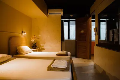 a room with two beds in a room at Metro Pratunam Boutique Hotel in Pratunam